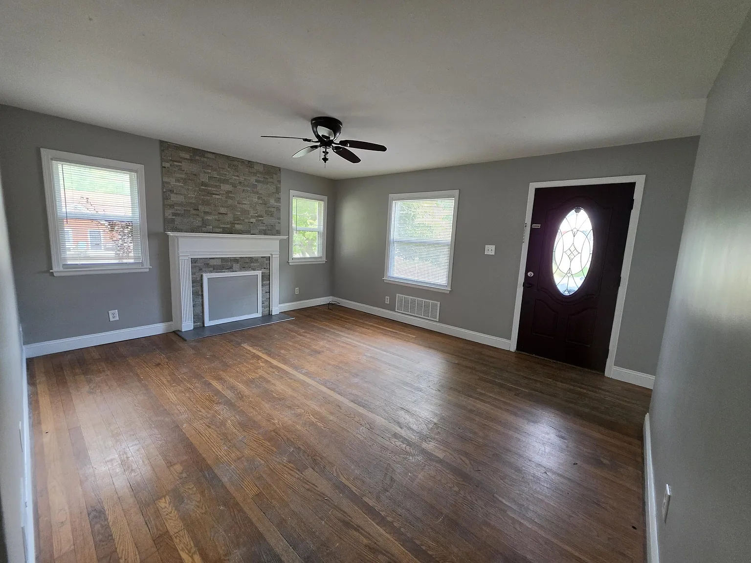 3 bed, 1.0 bath, 2370 sqft, $1,495 — Photo 4