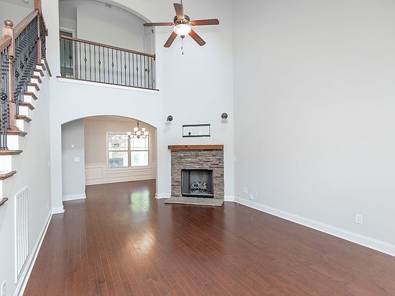 5th image of 371 Goodman Dr