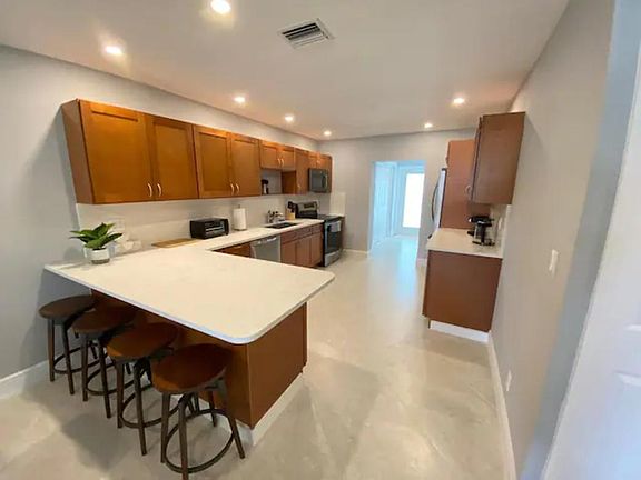 3rd image of 5061 SW 27th Ave