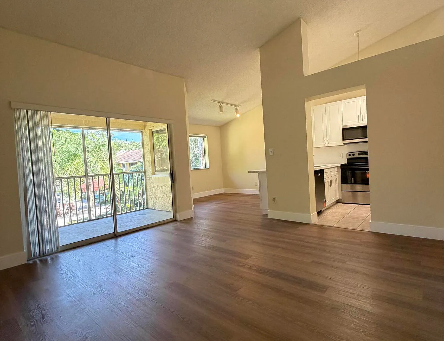 2 bed, 2.0 bath, 1074 sqft, $2,250 — Photo 3