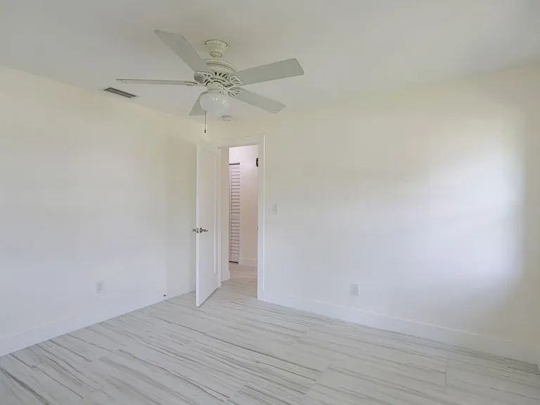 225 Georgetown Blvd — Photo 32