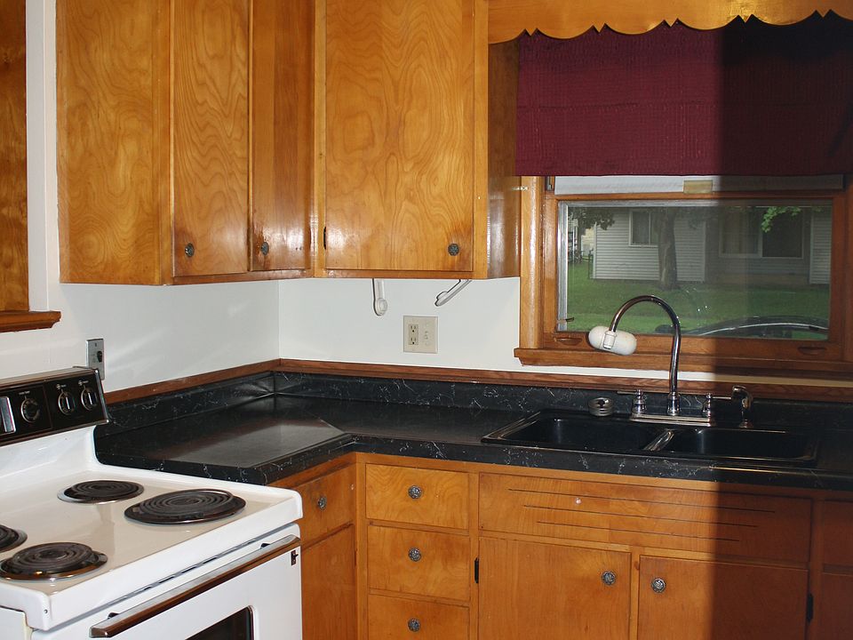 2nd image of 1209 9th St E