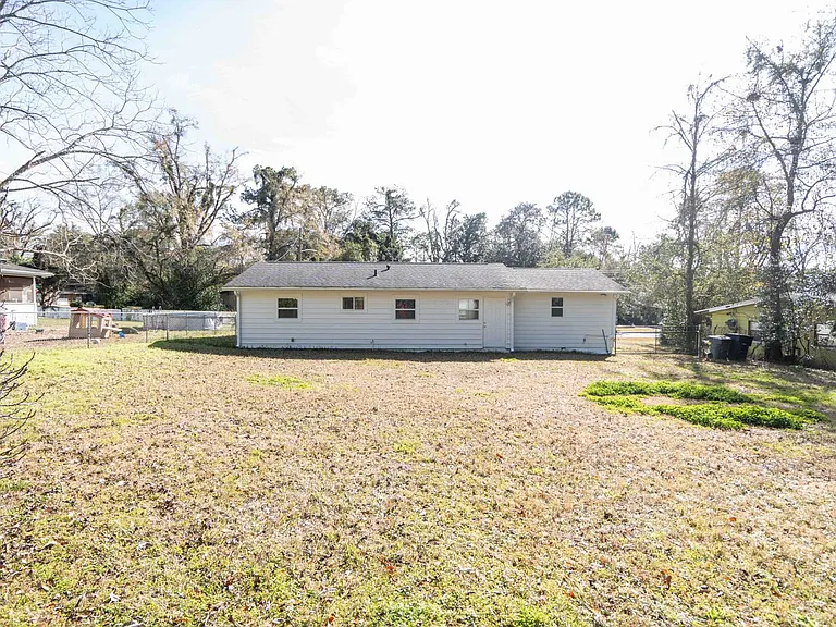406 Essex Dr — Photo 36