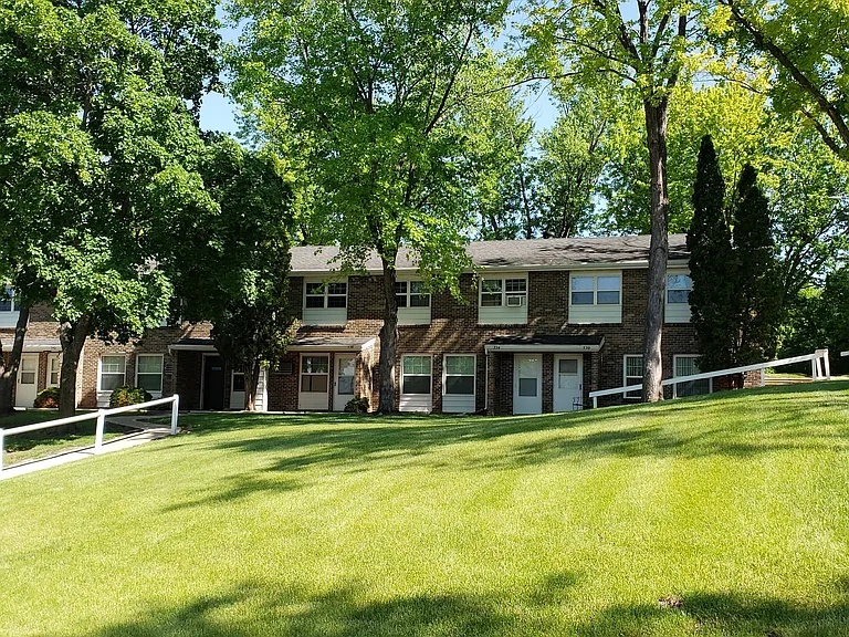 Colonial Village Apartments — Photo 16