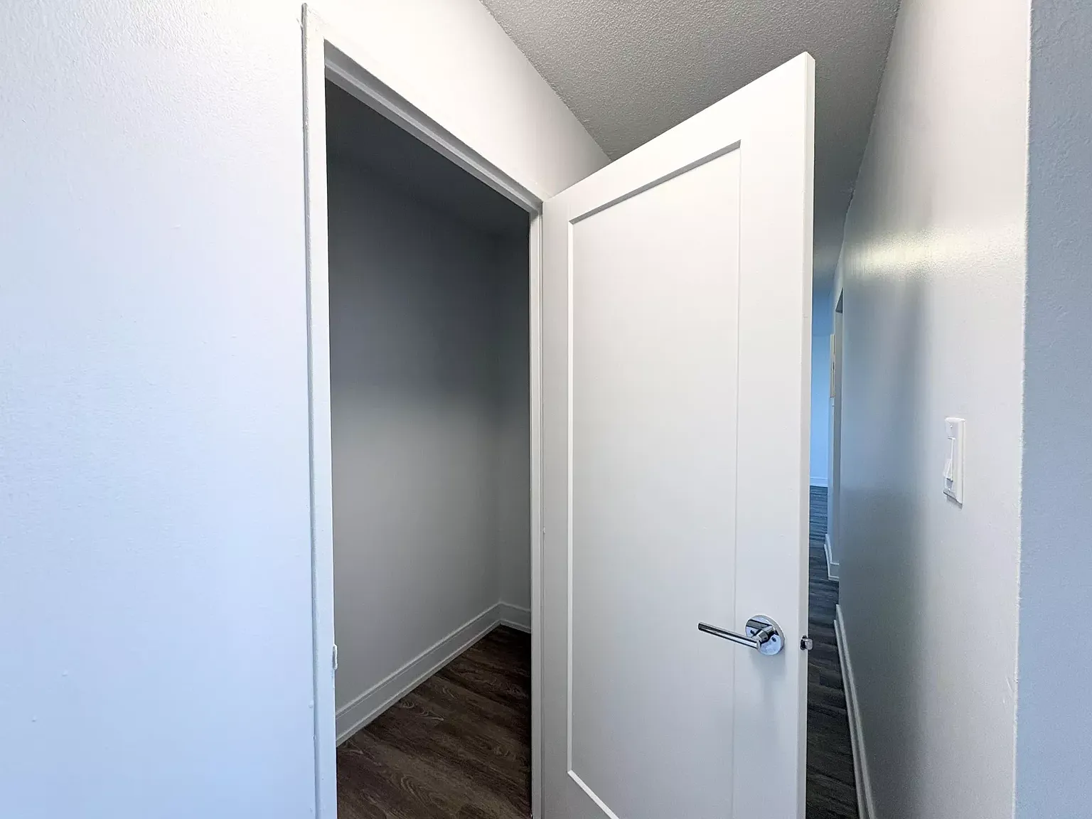 3 bed, 1060 sqft, $1,999 — Photo 3