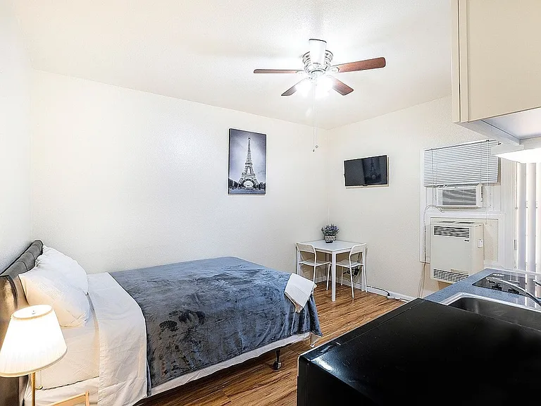 Soto Rose Apartments — Photo 44