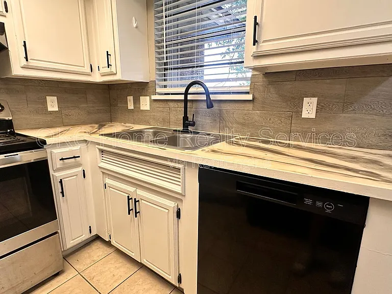 6713 Lyrewood Ln — Photo 8