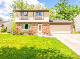 30218 Dover St, Flat Rock, MI 48134