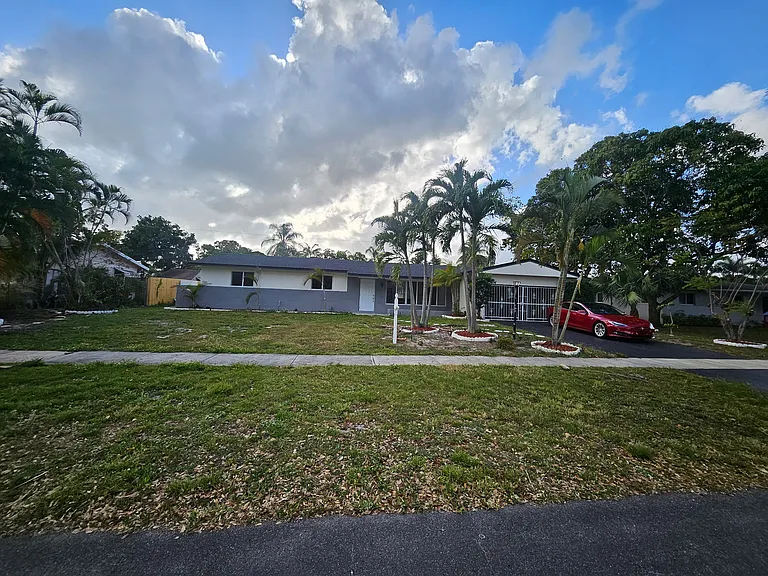 211 SW 53rd Ave — Photo 4