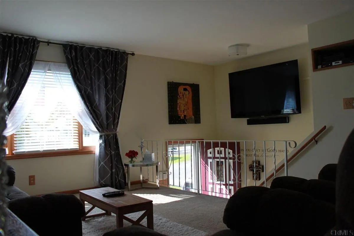 4 bed, 1900 sqft, $2,800 — Photo 3