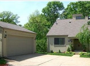 933 Barcroft Woods Ct, Ballwin, MO 63021