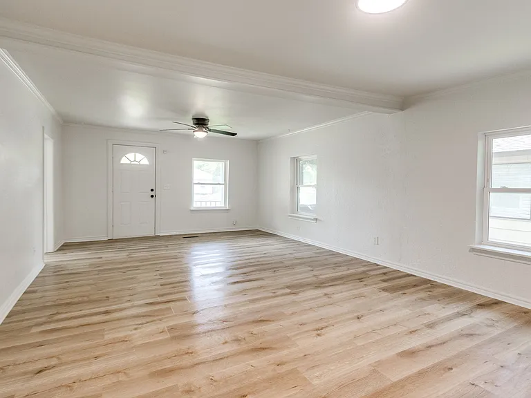 425 E Eufaula St — Photo 6