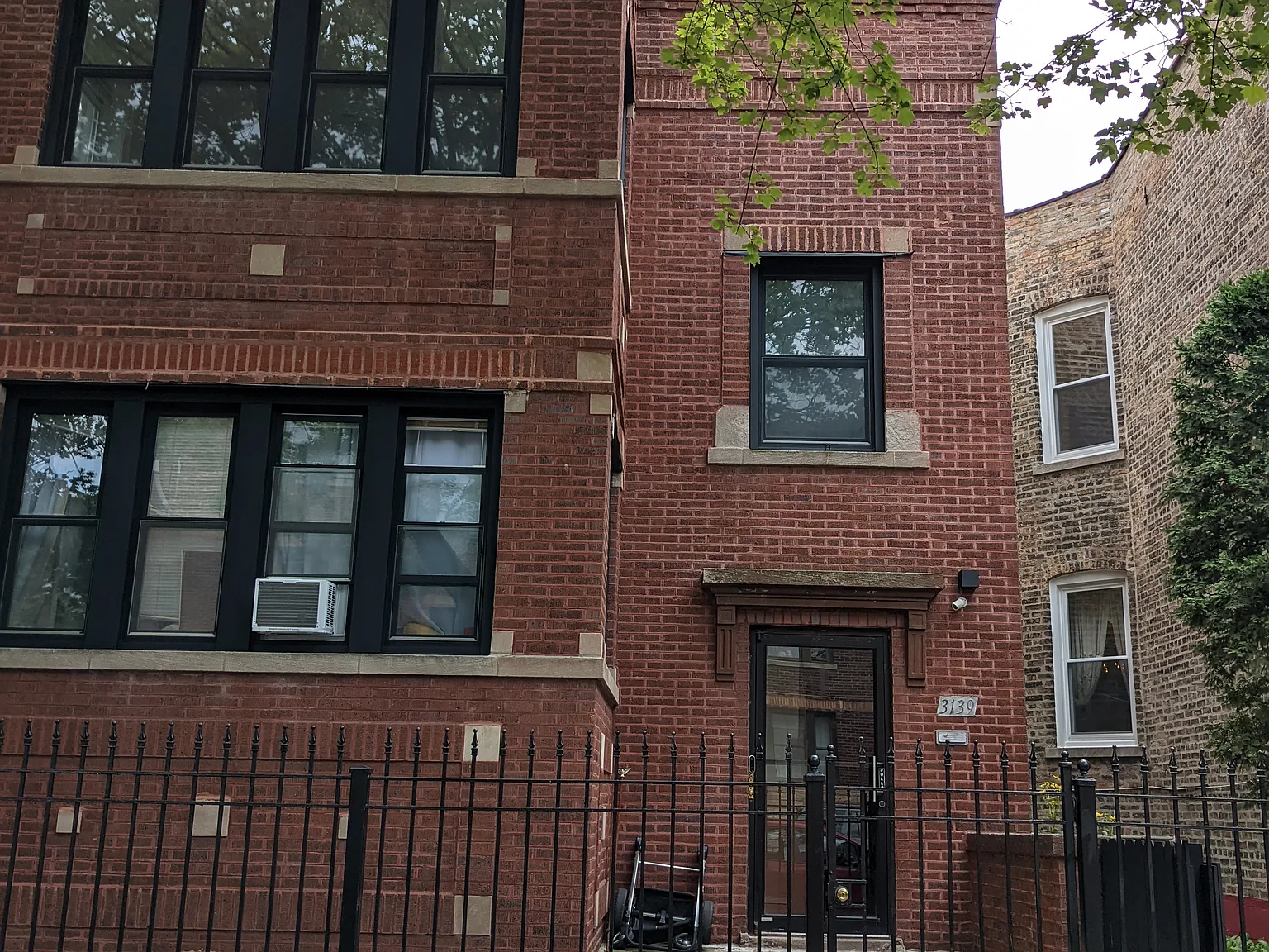 3 bed, 1000 sqft, $2,200 — Photo 1