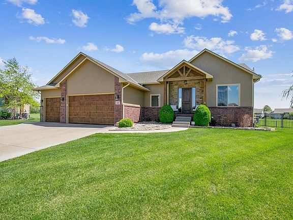 2nd image of 605 E Stone Lake Cir