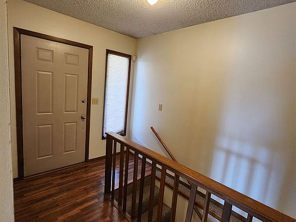 4. 4925 W 11th, Entryway