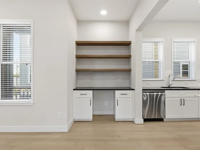 2204 Lou Ellen Ln — Photo 18