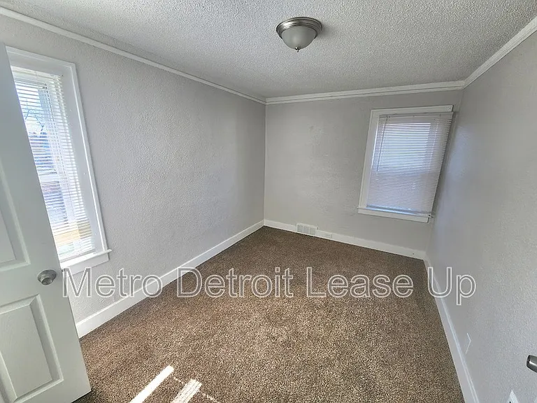3651 Buckingham Ave — Photo 9