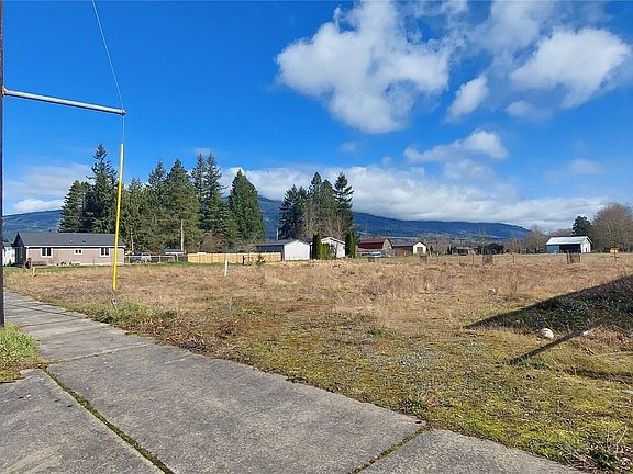 3rd image of 909 N Fruitdale Road