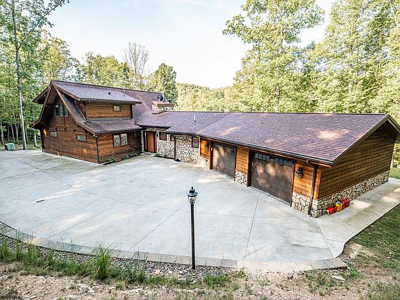 3rd image of 130 Trinity Woods