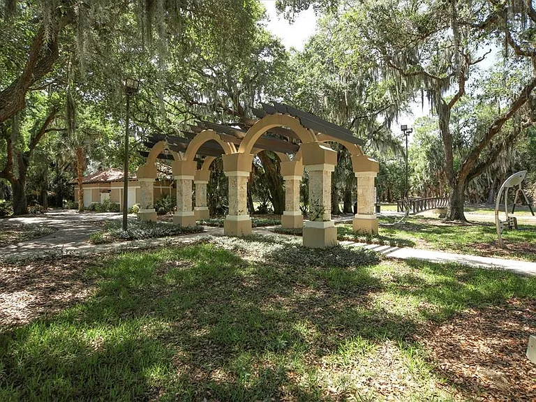 8501 Park Shore Ln — Photo 40