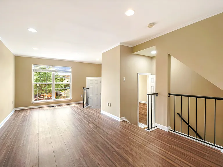 20206 Foothill Ter — Photo 4
