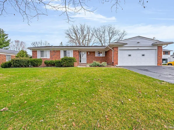 2701 Wareing Dr, Lake Orion, MI 48360