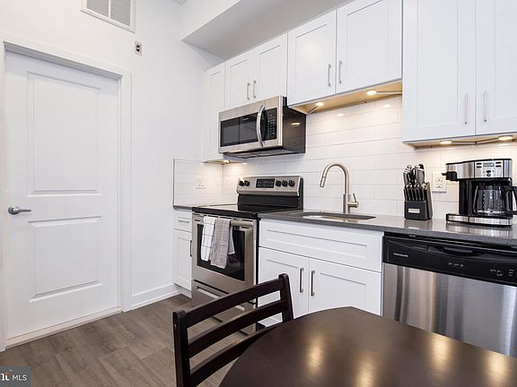 3rd image of 2817 W Girard Ave