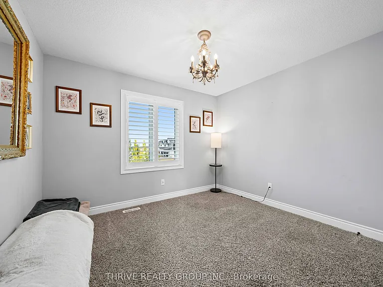 12 Ashwood Cres — Photo 24