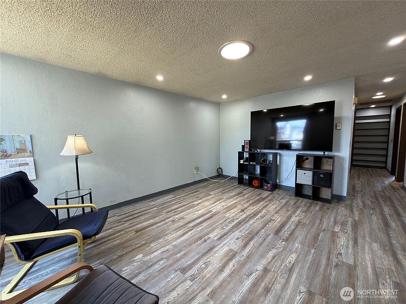 4th image of 828 W 10th Street