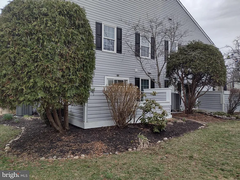 83 Avon Ln — Photo 26