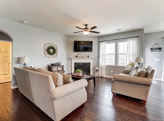 4th image of 1910 Sapphire Meadow Dr