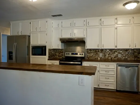 228 E Belknap St, Jacksboro, TX 76458