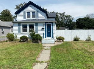 29 Wood Ave, Patchogue, NY 11772