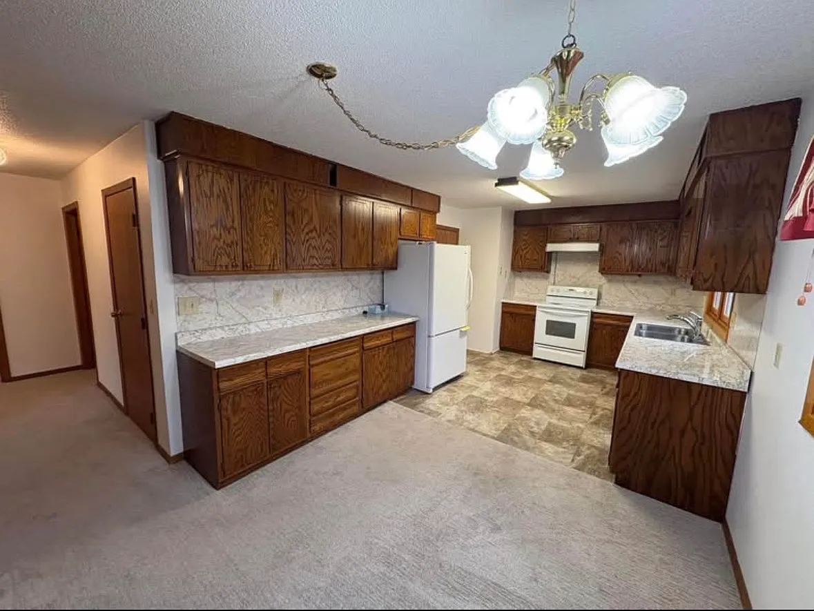 3 bed, 1200 sqft, $1,600 — Photo 2