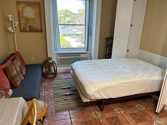 5th image of 224 E Garden St APT 204