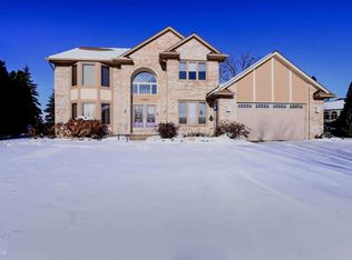5880 Ruby Dr, Troy, MI 48085
