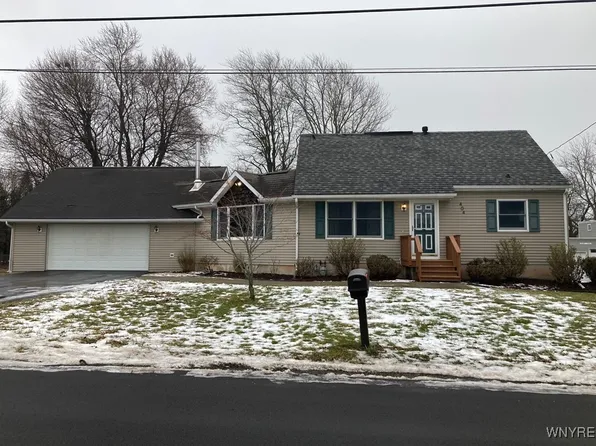 404 Michigan St, Lockport, NY 14094