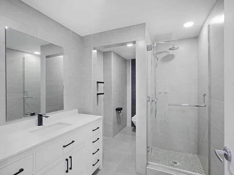 311 W 46th St #2B — Photo 4