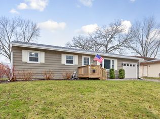 2015 W Oakleaf Dr, McHenry, IL 60051