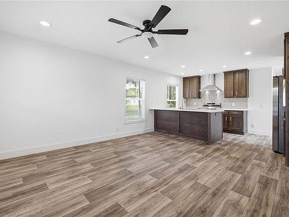 4th image of 7908 Pleasant Valley Rd