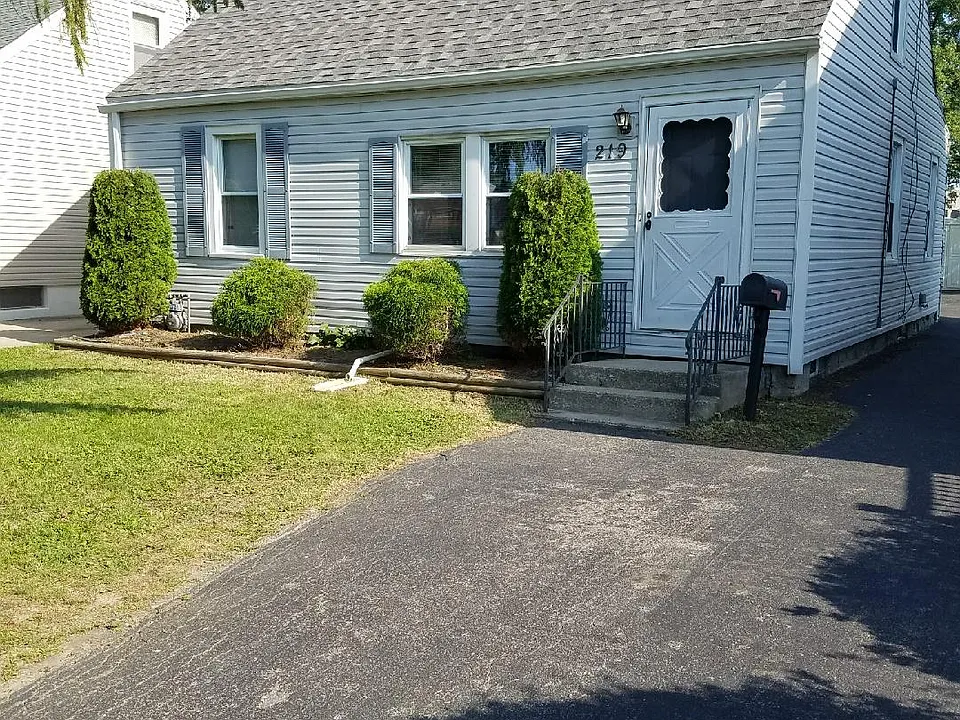 219 E Grand Blvd