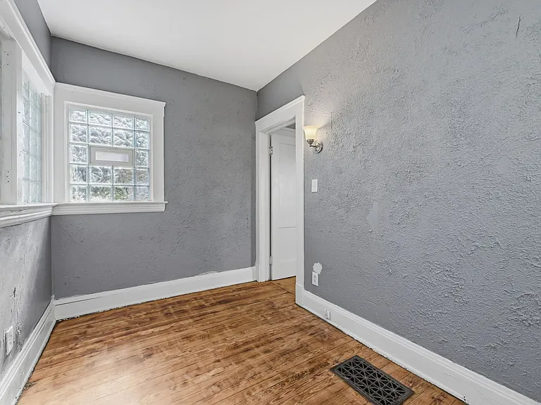 11611 Fairport Avenue — Photo 15