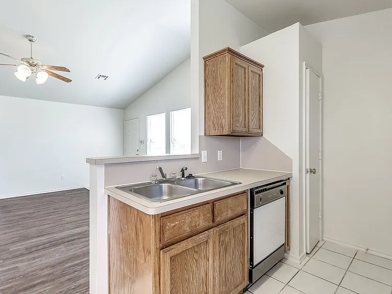 1640 High Cir — Photo 7