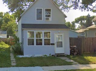 907 N 4th St, Grand Forks, ND 58203