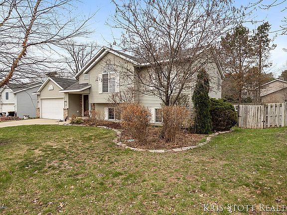 2nd image of 575 Sunbrook Dr SE