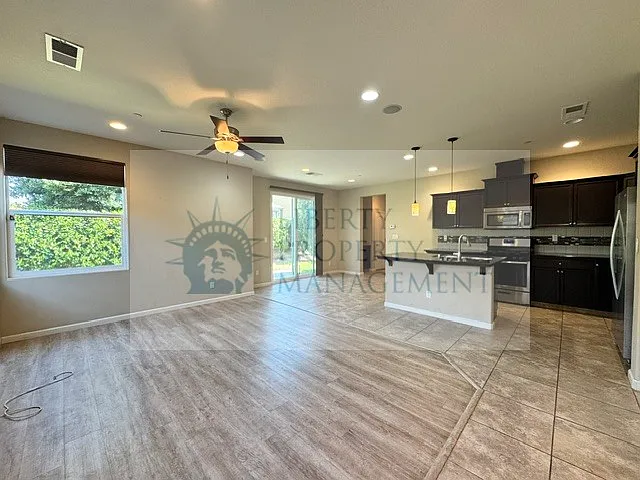 3 bed, 2.5 bath, 1560 sqft, $2,495 — Photo 2