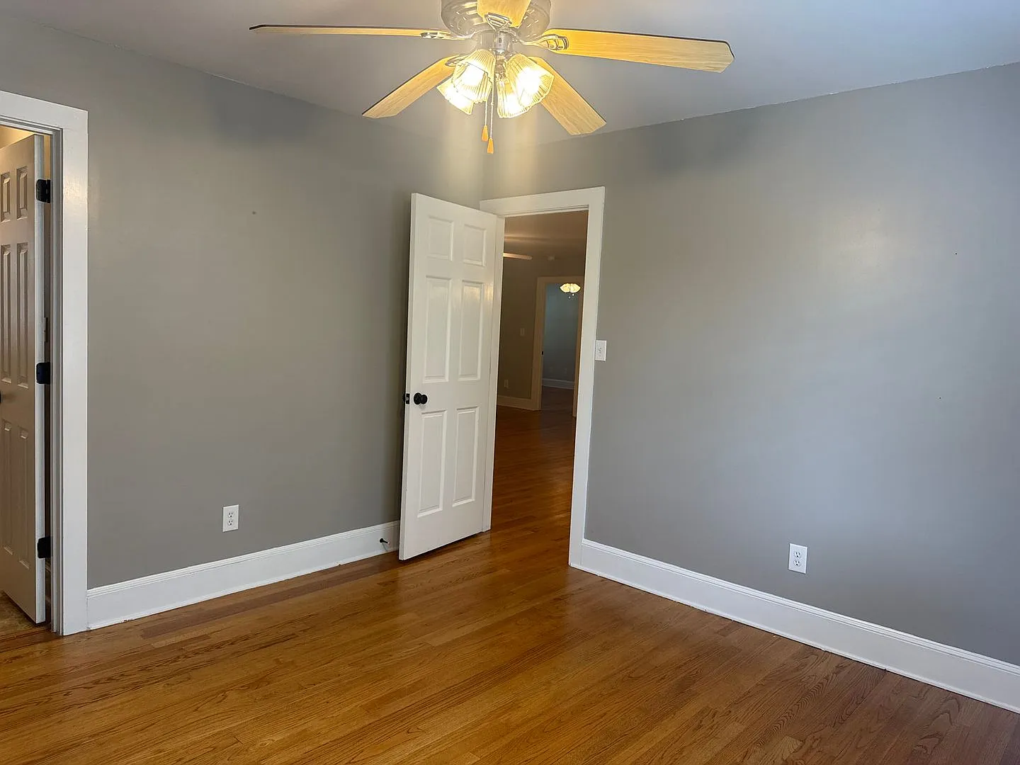 3BR/3.5BA plus bonus Full-Brick Ranch with Walkout Basement & Boat Slip — Photo 4