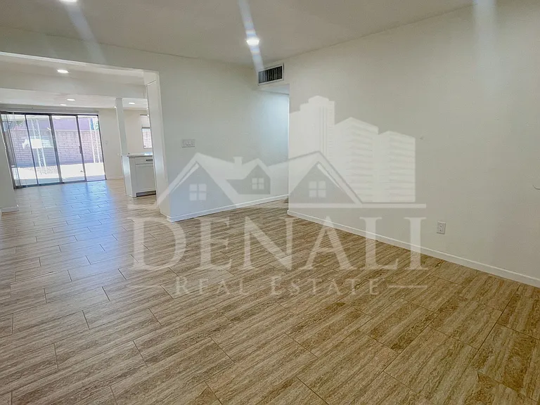 2401 E Meadowbrook Ave — Photo 5