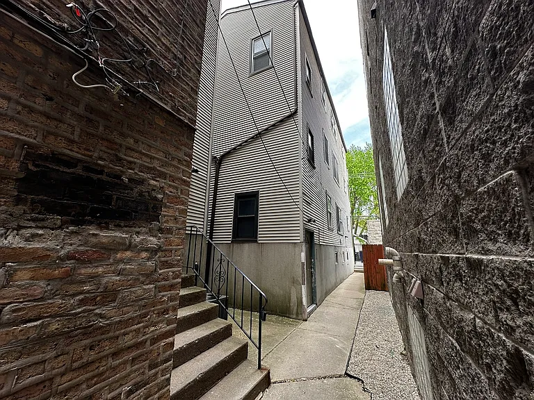 869 N Hermitage Ave #3R — Photo 2
