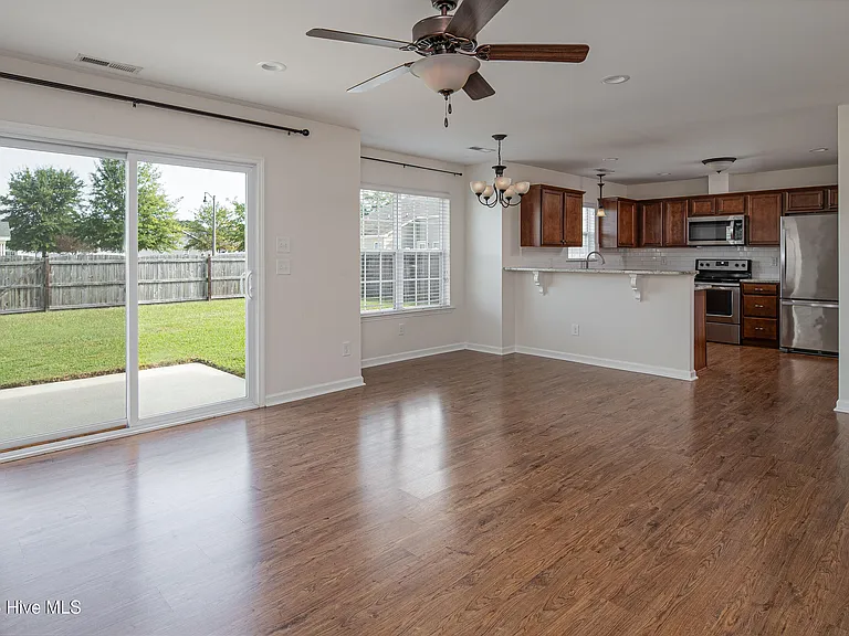 808 Jade Ln — Photo 17